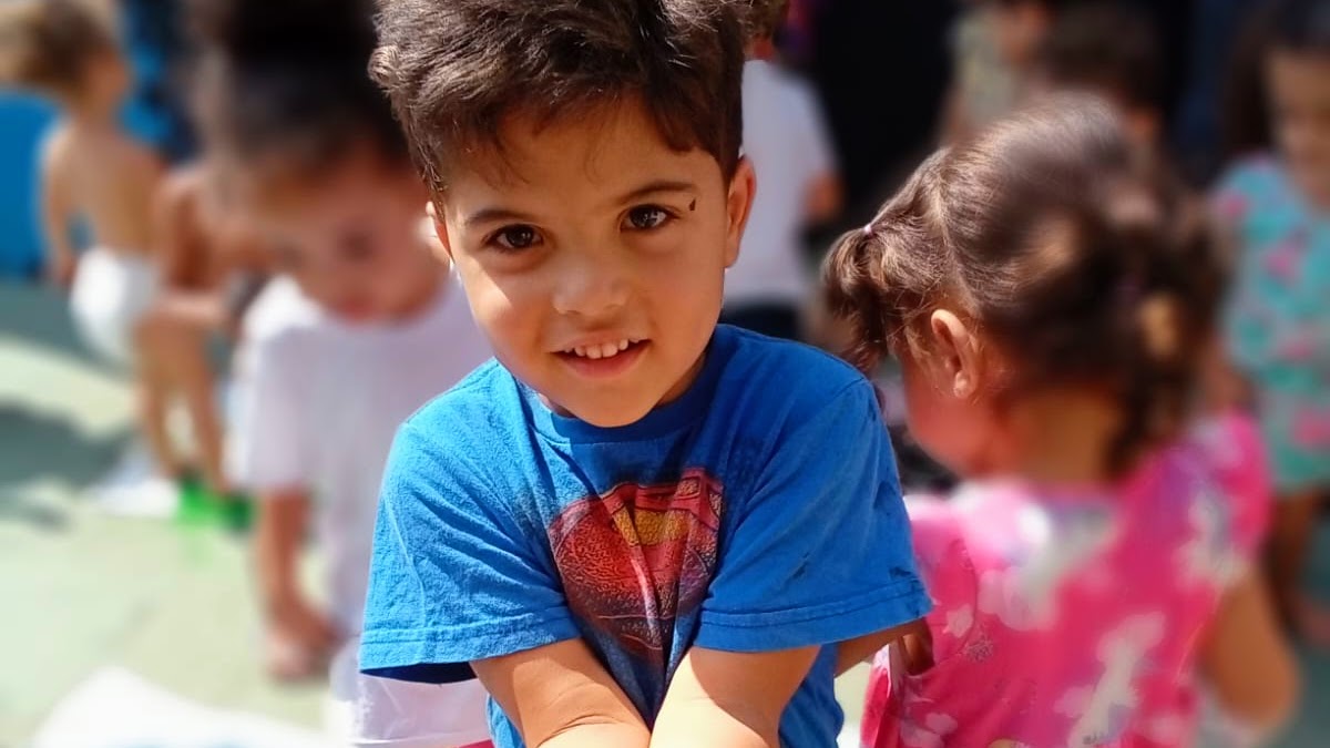 Crianças correndo no pátio da escola