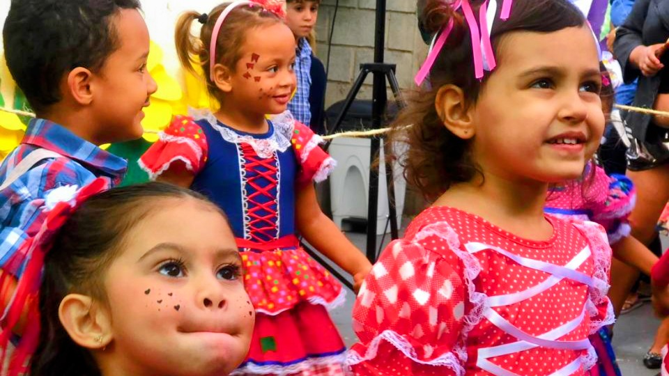 Crianças correndo no pátio da escola