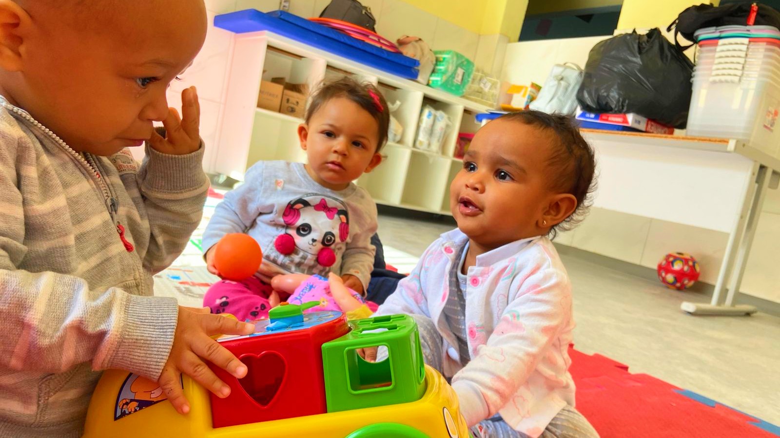 Crianças correndo no pátio da escola